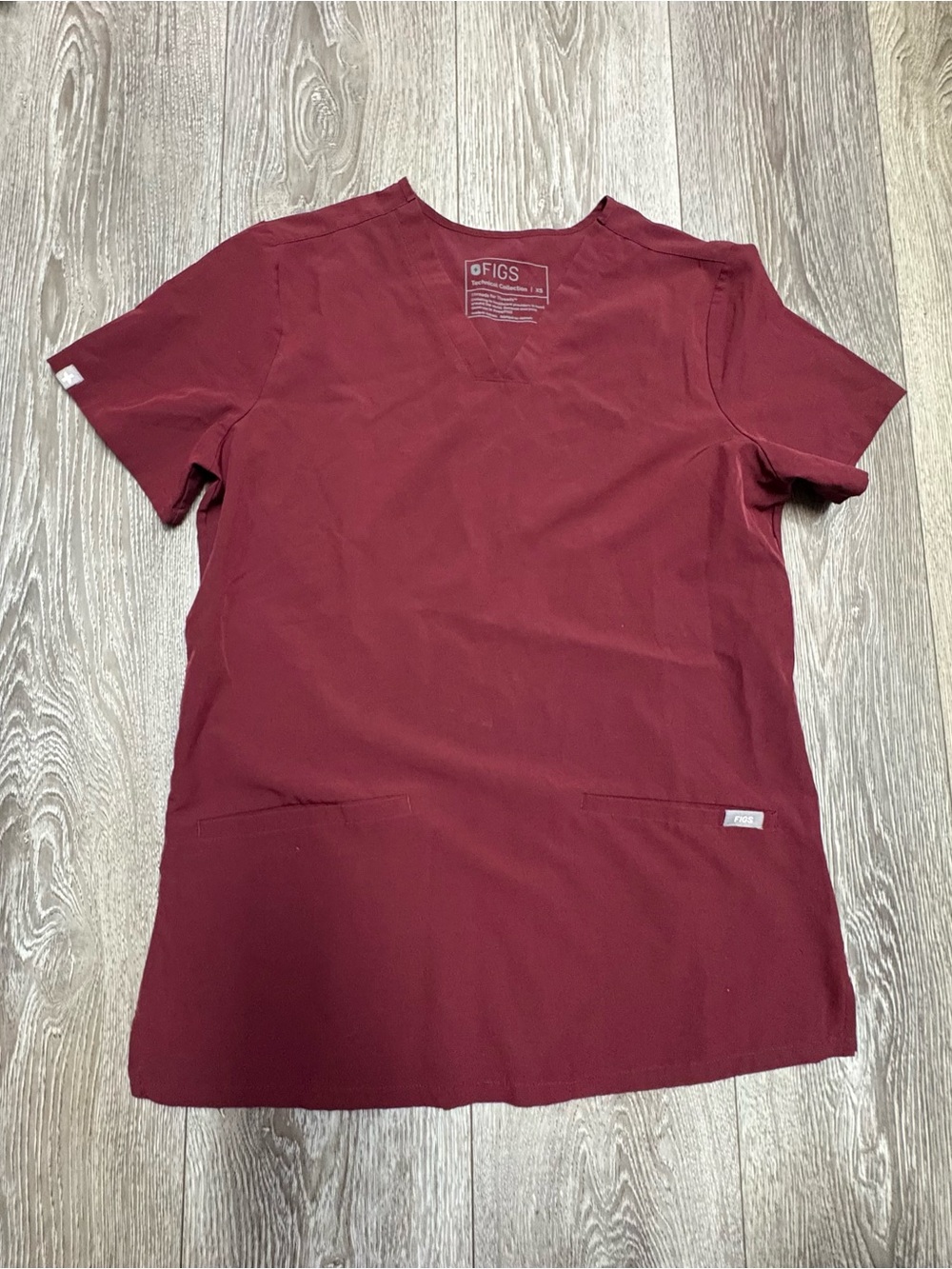 FIGS Men’s V-Neck Top in Burgundy